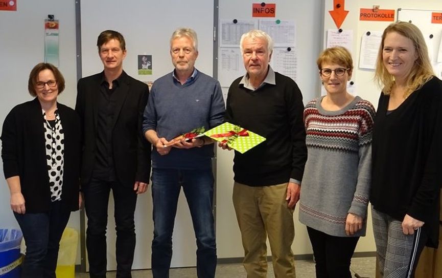Personalrätin Dörte Grimm und Schulleiter Axel Müller verabschideten Gerhard Meister sowie Jan-Dirk Ohlmeyer gemeinsam mit  Konrektorin Sabine Schmidt und Personalrätin Frau Vestergaard (v.l.). Foto: eb