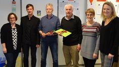 Personalrätin Dörte Grimm und Schulleiter Axel Müller verabschideten Gerhard Meister sowie Jan-Dirk Ohlmeyer gemeinsam mit  Konrektorin Sabine Schmidt und Personalrätin Frau Vestergaard (v.l.). Foto: eb