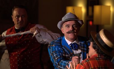 In der Festhalle Kutenholz können die Besucher der Krimikomödie „Der weiße Rössl mit Schuss“ folgen und gleichzeitig ein Festessen genießen. Foto: eb