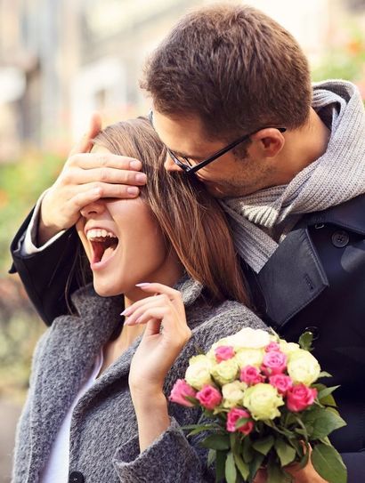 Bei einem romantischen Kurzurlaub können frisch Verliebte ihre junge Beziehung beflügeln. Foto: urlaubsbox/shutterstock