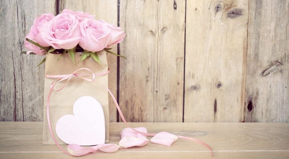 Blüte und Duft der Rose faszinierten schon vor Jahrhunderten und vor allem am Valentinstag wird die Rose gern der/dem Liebsten geschenkt. Foto: Fotolia/Archiv