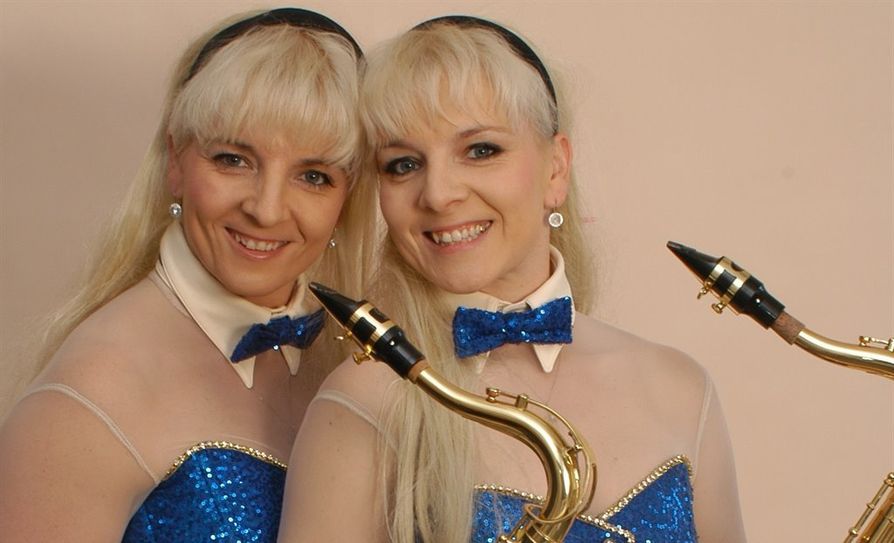 Die Zwillinge Claudia und Carmen bieten eine einzigartige Show. Foto eb