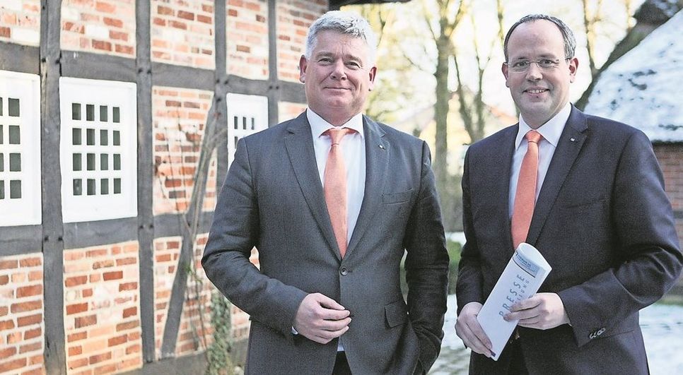 Stellten ganz gute Zahlen in einem ambivalenten Umfeld vor: Der Vorstand der Volksbank eG Osterholz Bremervörde Jan Mackenberg und Mathias Knoll, zu Gast in der Museumsanlage.  Foto: ek