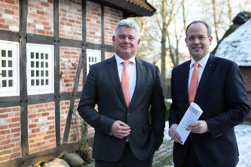Stellten ganz gute Zahlen in einem ambivalenten Umfeld vor: Der Vorstand der Volksbank eG Osterholz Bremervörde Jan Mackenberg und Mathias Knoll, zu Gast in der Museumsanlage.  Foto: ek