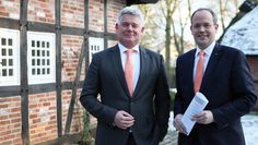 Stellten ganz gute Zahlen in einem ambivalenten Umfeld vor: Der Vorstand der Volksbank eG Osterholz Bremervörde Jan Mackenberg und Mathias Knoll, zu Gast in der Museumsanlage.  Foto: ek