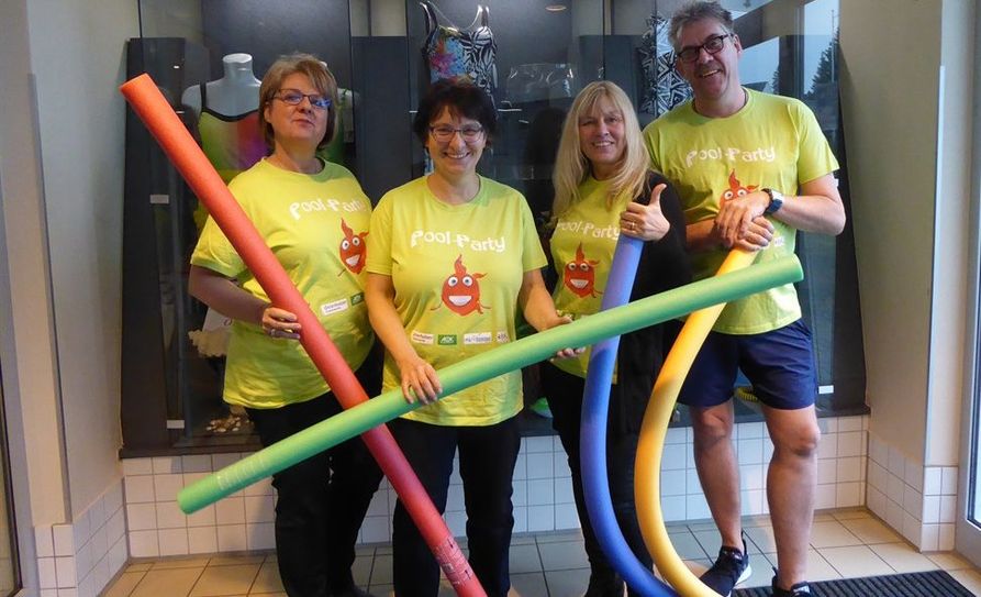 Janine Füllgraf-Fischer, Maike Jakosch, Anja Drischmann und Torsten Stelljes (v.li.) haben sich schon einmal die Pool-Nudeln geschnappt und freuen sich gemeinsam auf die Pool-Party am 1. März. Foto: hc