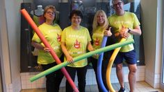 Janine Füllgraf-Fischer, Maike Jakosch, Anja Drischmann und Torsten Stelljes (v.li.) haben sich schon einmal die Pool-Nudeln geschnappt und freuen sich gemeinsam auf die Pool-Party am 1. März. Foto: hc