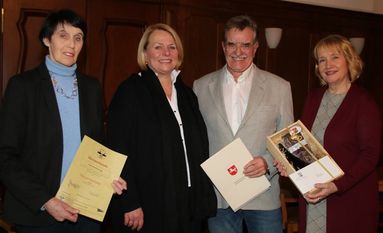 Seit 25 Jahren ist Bernard Lange in Ritterhude als engagierter Schiedsmann tätig. Dazu gratulieren ihm Wilfriede Wienbergen vom BDS, Jugendrichterin Inken Tittel und Bürgermeisterin Susanne Geils (von links) ganz herzlich. Foto: sr