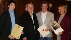 Seit 25 Jahren ist Bernard Lange in Ritterhude als engagierter Schiedsmann tätig. Dazu gratulieren ihm Wilfriede Wienbergen vom BDS, Jugendrichterin Inken Tittel und Bürgermeisterin Susanne Geils (von links) ganz herzlich. Foto: sr