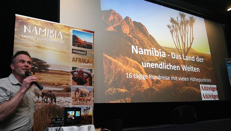 Große Liebe für Afrika sprach aus den Worten des Reiseexperten Joachim Teiser im Central-Theater in OHZ.  Foto: ek
