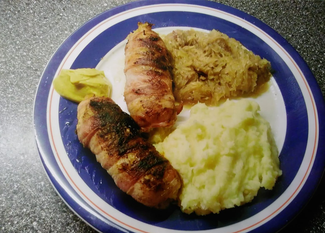 Meikes gefüllte Bratwurst mit Knoblauchstampf: Da bekommt man doch direkt Appetit! Foto: Meike