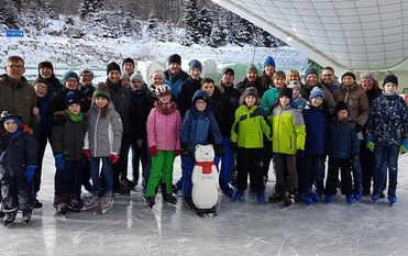 Im Eisstadion mit Openair-Dach genossen die Teilnehmer das Schneepanorama. Foto: eb