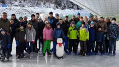 Im Eisstadion mit Openair-Dach genossen die Teilnehmer das Schneepanorama. Foto: eb