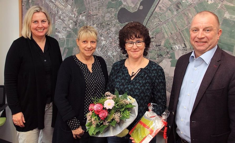 Anja Kalski , Birgit Wrissenberg (v.l.) sowie Detlev Fischer freuen sich mit Christine Nehring, die den Hauptgewinn des Stadtmagazin-Preisrätsels erhalten hat.  Foto: ls