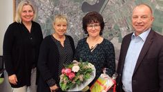 Anja Kalski , Birgit Wrissenberg (v.l.) sowie Detlev Fischer freuen sich mit Christine Nehring, die den Hauptgewinn des Stadtmagazin-Preisrätsels erhalten hat.  Foto: ls