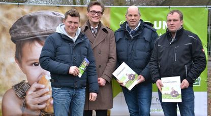 Landwirt Tetje Meyerdierks, Bürgermeister Kristian Tangermann, Stephan Warnken (Vorsitzender des Landvolks Osterholz) und Landwirt Arne Timm bei der Vorstellung der Kampagne „Echt grün“. Foto: ui