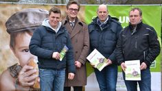 Landwirt Tetje Meyerdierks, Bürgermeister Kristian Tangermann, Stephan Warnken (Vorsitzender des Landvolks Osterholz) und Landwirt Arne Timm bei der Vorstellung der Kampagne „Echt grün“. Foto: ui