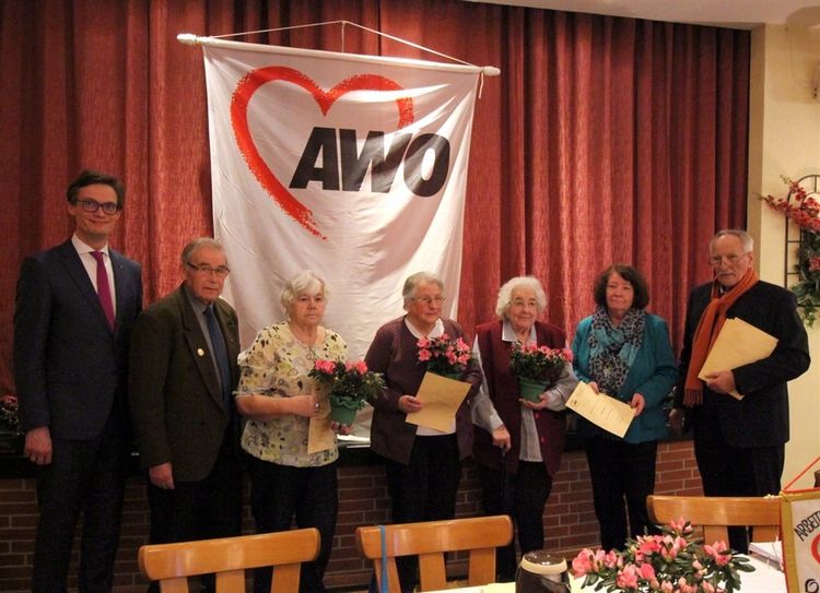 Bürgermeister Krisitan Tangermann, Hermann Stürmann und Uwe Kempf ehrten die langjährigen Mitglieder Irmgard Roschen (45 Jahre), Idaliese Wrieden (50 Jahre), Edith Annuß (40 Jahre) und Ingrid Kluth (30 Jahre). Foto: eb