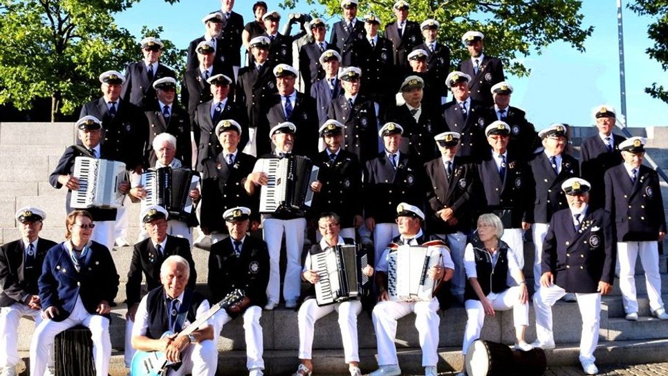 Die 33 Mitglieder, des Shanty-Chors der Marinekameradschaft Vegesack e.V., haben bereits vier CDs herausgebracht. Foto: Angelika Kimmig