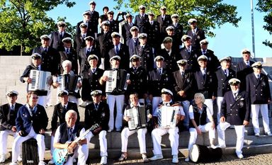 Die 33 Mitglieder, des Shanty-Chors der Marinekameradschaft Vegesack e.V., haben bereits vier CDs herausgebracht. Foto: Angelika Kimmig