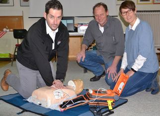 Sascha Feldt zeigt Rolf Gerlach und Alke Meyer, wie der Defibrillator zu bedienen ist (von links). 
 Foto: ui