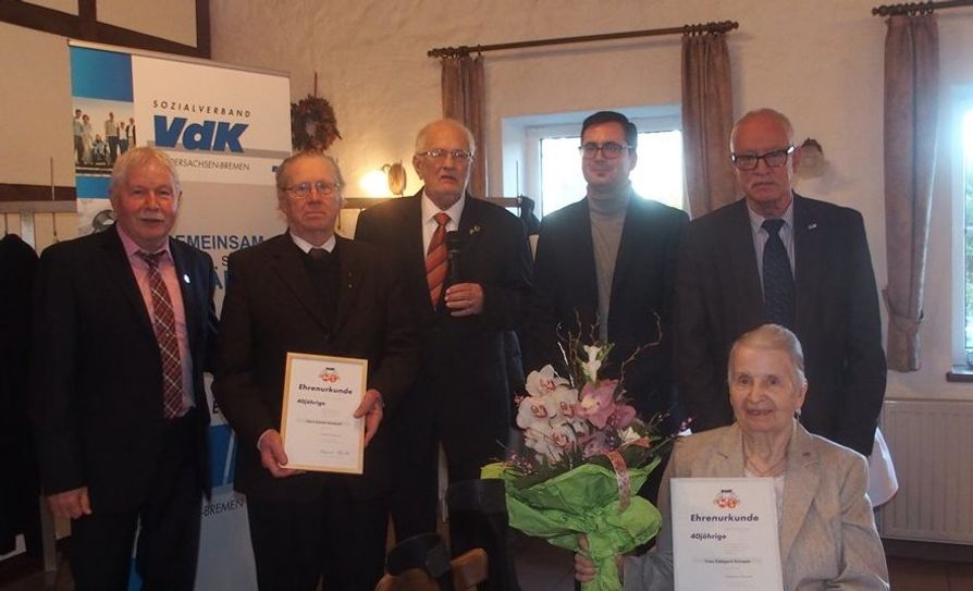 Ehrung für 40 Jahre Mitgliedschaft im VdK. Klaus Sass, Günter Kirchhoff, K.-W. Portermann, Jan Göldner, Edelgard Schaper (sitzend), Walter Dammann (von links). Foto: eb