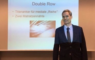 Prof. Dr. Marius von Knoch referiert beim Qualitätszirkel Schulter im Land Bremen über die minimalinvasive Sehnennaht der Schulter.  Foto: eb