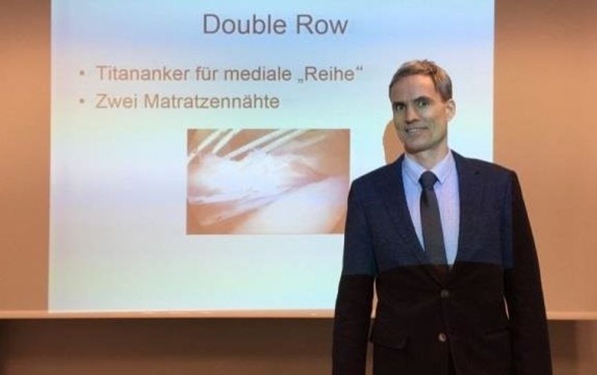 Prof. Dr. Marius von Knoch referiert beim Qualitätszirkel Schulter im Land Bremen über die minimalinvasive Sehnennaht der Schulter.  Foto: eb