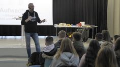 Hubert Stelling fordert die Seminarteilnehmer, alles Schülerinnen und Schüler des Lernhauses im Campus, auf: „Setze Dir Erfolgsziele!“  Foto: hc