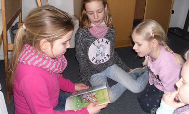 Die „Großen“ lesen den jungen Besuchern vor. Foto: eb