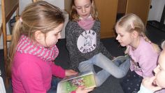 Die „Großen“ lesen den jungen Besuchern vor. Foto: eb