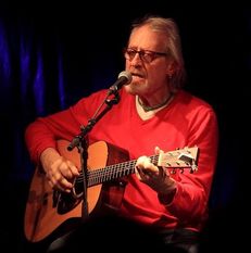 Reiner Schöne singt, plaudert und spielt den Blues beim Horizonte-Festival.  Foto: ls