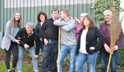 Der Schwule Jungbauer Johann hat es gar nicht so leicht mit seinen Gefühlen – wie soll er nur seine Beziehung und seinen Hof retten? Mit viel Herzblut zeigen die Abbensether Theaterspieler den Kampf um die große Liebe. Foto: uml