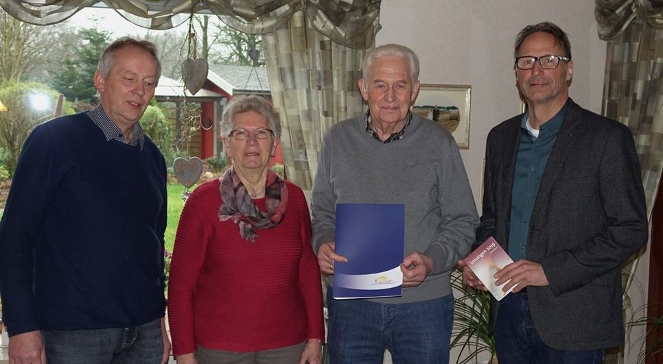 Sophie und Karl-Heinz von Glahn aus Frelsdorf feierten in den vergangenen Wochen beide ihren 80. Geburtstag. Ortsvorsteher Gerhard Hillmann überbrachte die Glückwünsche der Gemeinde Beverstedt. Pastor Michael Kardel gratulierte von Seiten der Kirchengemeinde Hipstedt.  Foto: khe