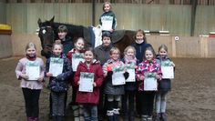 Neun Mädchen der Grundschule Börde Lamstedt freuten sich über das Voltigierabzeichen 10. Foto: sla