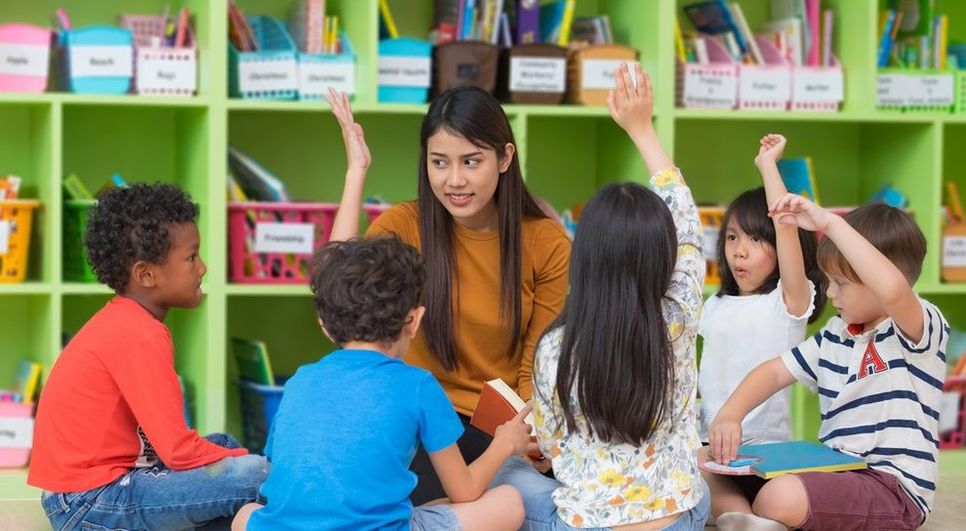 Der Bedarf an qualifiziert ausgebildeten, sozialpädagogischen Fachkräften ist in den letzten Jahren enorm angestiegen und die Berufsbildenden Schulen reagieren darauf.  Foto: AdobeStock/weedezign