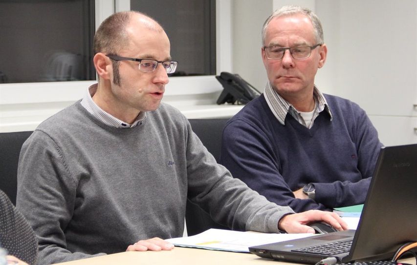 Bauamtsleiter Jan Postels, hier zusammen mit Samtgemeindebürgermeister Gerhard Kahrs (von links) führte die Mitglieder des Bauausschusses durch die das Ressort betreffenden Produkte des Ergebnis- und Finanzhaushaltes.  Foto: ue