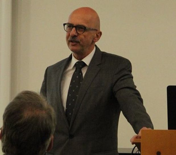Brigadegeneral a.D. Rainer Schwalb räumte in seinem Vortrag   „Russland - europäische Macht oder globale Bedrohung?“ mit angeblichen Bedrohungen des Westens durch den östlichen Nachbarn auf und gewährte seiner Zuhörerschaft Einblicke in russische Denkweisen.  Foto: ue