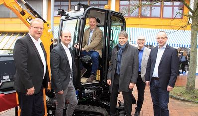 Strahlende Gesichter bei den „Machern“ der 7. Ausbildungsmesse in Verbindung mit dem Talentetag der BBS. Bürgermeister Detlev Fischer probierte auch gleich die praktischen Angebote aus.