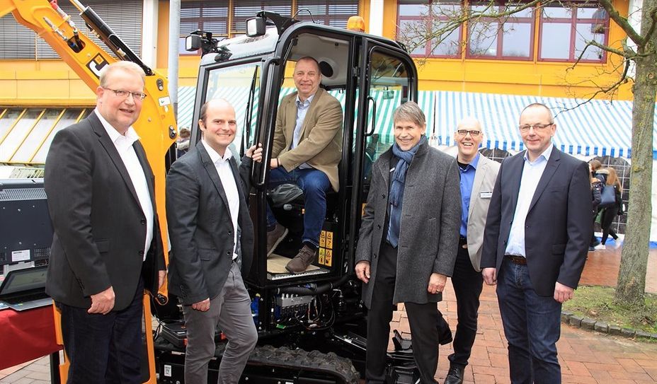 Strahlende Gesichter bei den „Machern“ der 7. Ausbildungsmesse in Verbindung mit dem Talentetag der BBS. Bürgermeister Detlev Fischer probierte auch gleich die praktischen Angebote aus.