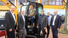Strahlende Gesichter bei den „Machern“ der 7. Ausbildungsmesse in Verbindung mit dem Talentetag der BBS. Bürgermeister Detlev Fischer probierte auch gleich die praktischen Angebote aus.