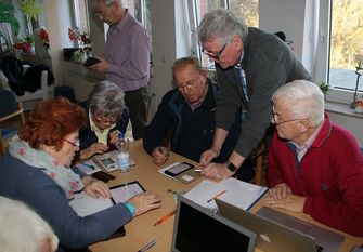 Klaus Reichenbach (2.v.li), Leiter der MAC-Gruppe Ritterhude, erklärt Anwendungen auf dem Ipad und Iphone. Foto: sr