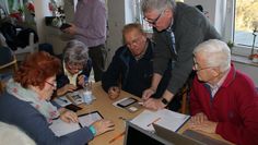Klaus Reichenbach (2.v.li), Leiter der MAC-Gruppe Ritterhude, erklärt Anwendungen auf dem Ipad und Iphone. Foto: sr