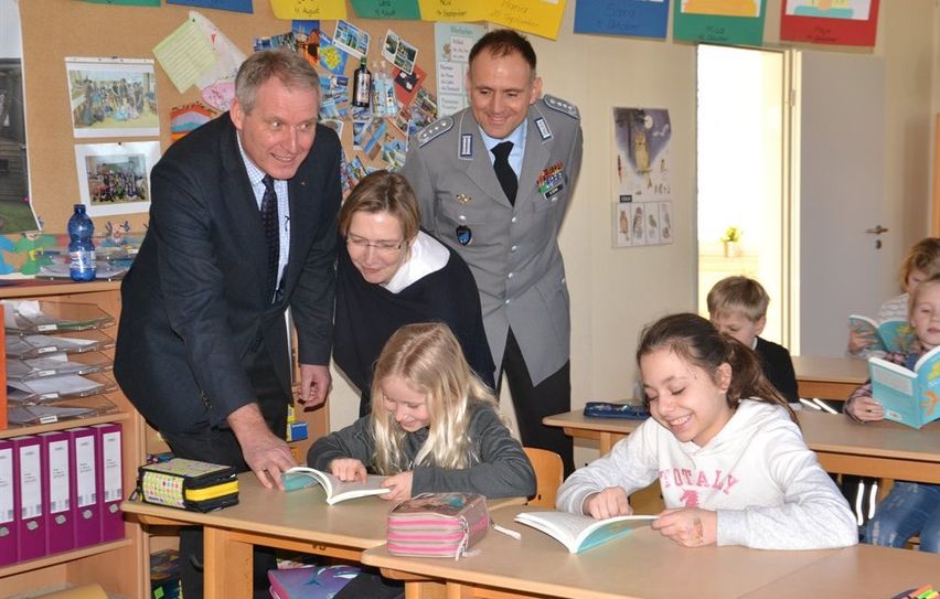 Heinz-Werner Meyer, Präsident des Rotary Clubs Osterholz, die Lehrerin Sonja Mackenberg und Oberst André Denk von der Logistikschule Garlstedt freuen sich über die Bücher.  Foto: ui