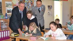 Heinz-Werner Meyer, Präsident des Rotary Clubs Osterholz, die Lehrerin Sonja Mackenberg und Oberst André Denk von der Logistikschule Garlstedt freuen sich über die Bücher.  Foto: ui