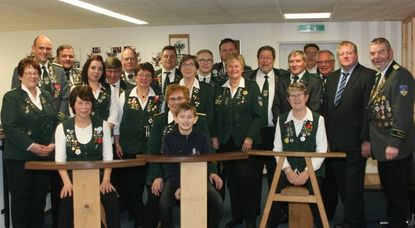 Präsident Lutz Mangels (2.v.l.) mit den geehrten und gewählten Mitgliedern sowie Bürgerrmeister Manfred Knust (2.v.r.).  Foto: sla