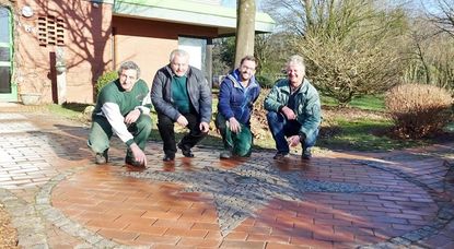 Eine gepflasterte Windrose zeigt Besuchern der WfbM LEB Werkstatt in Beverstedt nun die Himmelsrichtungen an.  Foto: khe
