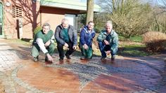 Eine gepflasterte Windrose zeigt Besuchern der WfbM LEB Werkstatt in Beverstedt nun die Himmelsrichtungen an.  Foto: khe