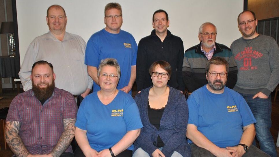 Der neue Vorstand der DLRG Ortsgruppe Lamstedt präsentiert sich nach der Versammlung zum Gruppenfoto.