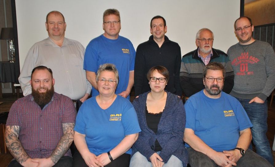 Der neue Vorstand der DLRG Ortsgruppe Lamstedt präsentiert sich nach der Versammlung zum Gruppenfoto.